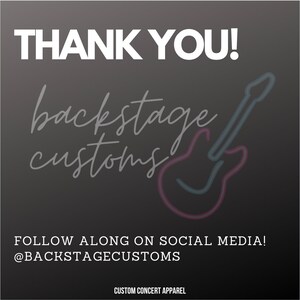 Pu&ograve; includere: Grazie! Backstage Customs, un'azienda di abbigliamento per concerti personalizzato, &egrave; mostrata con una grafica di chitarra elettrica rosa e blu neon. Seguici sui social media @BackstageCustoms.