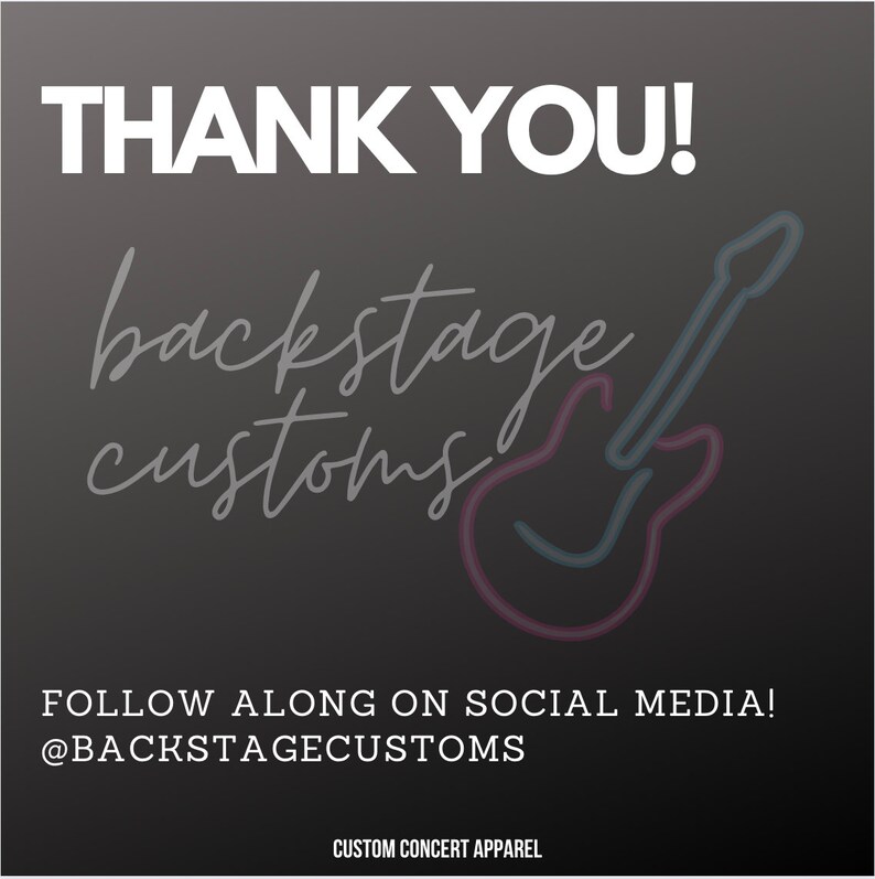 Pu&ograve; includere: Grazie! Backstage Customs, un'azienda di abbigliamento per concerti personalizzato, &egrave; mostrata con una grafica di chitarra elettrica rosa e blu neon. Seguici sui social media @BackstageCustoms.