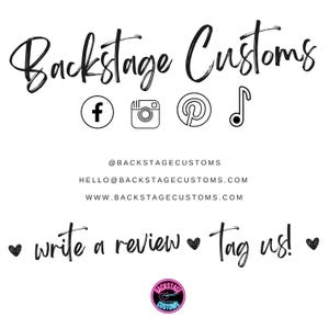 K&ouml;nnte beinhalten: Schwarzwei&szlig;es Logo f&uuml;r Backstage Customs mit Social-Media-Icons f&uuml;r Facebook, Instagram, Pinterest und eine Musiknote. Der Text "@BACKSTAGECUSTOMS", "HELLO@BACKSTAGECUSTOMS.COM" und "WWW.BACKSTAGECUSTOMS.COM" befindet sich unter dem Logo. Der Text "&bull; write a review &bull; Tag us! &bull;" befindet sich unter den Kontaktinformationen. Ein kleines Kreislogo mit dem Text "BACKSTAGE CUSTOMS" befindet sich am unteren Rand des Bildes.