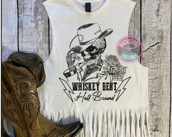 Könnte beinhalten: Weißes ärmelloses Shirt mit einer schwarz-weißen Grafik eines Skeletts, das einen Cowboyhut trägt und eine Rose hält. Der Text "Whiskey Bent Hell Bound" ist unter der Grafik gedruckt.