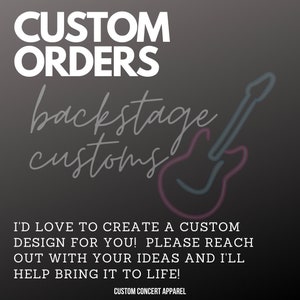 Pu&ograve; includere: Un design grafico per abbigliamento da concerto personalizzato con un'illustrazione di chitarra elettrica rosa e blu neon. Il testo recita "CUSTOM ORDERS backstage customs" e "I'D LOVE TO CREATE A CUSTOM DESIGN FOR YOU! PLEASE REACH OUT WITH YOUR IDEAS AND I'LL HELP BRING IT TO LIFE! CUSTOM CONCERT APPAREL".