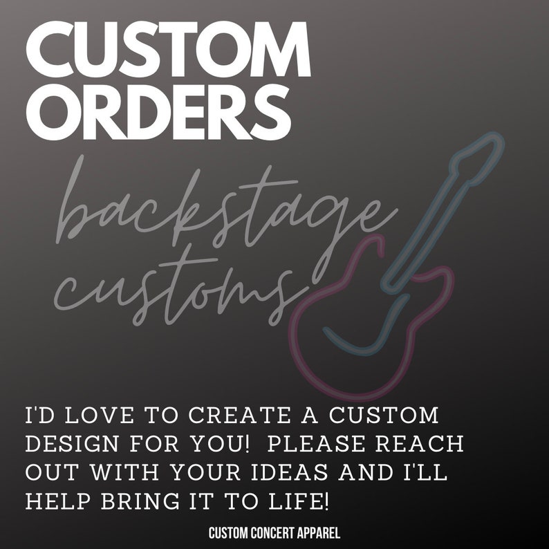Pu&ograve; includere: Un design grafico per abbigliamento da concerto personalizzato con un'illustrazione di chitarra elettrica rosa e blu neon. Il testo recita "CUSTOM ORDERS backstage customs" e "I'D LOVE TO CREATE A CUSTOM DESIGN FOR YOU! PLEASE REACH OUT WITH YOUR IDEAS AND I'LL HELP BRING IT TO LIFE! CUSTOM CONCERT APPAREL".
