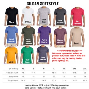 Pu&ograve; includere: Un grafico che mostra i diversi colori e le taglie delle t-shirt Gildan Softstyle. Il grafico include i seguenti colori: Nero, Bianco, Grigio sportivo, Grigio scuro melange, Rosso melange, Blu reale melange, Verde militare melange, Viola melange, Bordeaux melange, Sabbia, Oro, Verde Kelly e Blu navy melange. Il grafico include anche le seguenti taglie: XS, S, M, L, XL, 2XL e 3XL. Il grafico include anche le seguenti misure: Lunghezza manica, Larghezza corpo e Lunghezza corpo. Le misure sono in pollici.