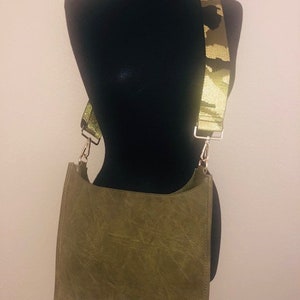 Bolsos de mensajero veganos (color coñac, negro, azul marino y verde oliva)