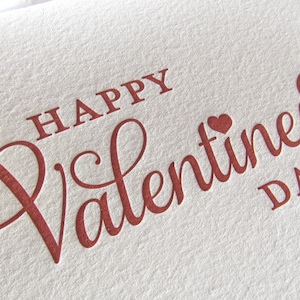 Tarjeta de San Valentín tipográfica - Feliz día de San Valentín, tinta roja y sobre rojo, tarjeta de felicitación plegada, corazón, fuente de guión, listo para enviar