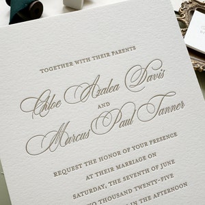 La Suite Azalea: muestra de invitación de boda formal impresa con letras, estilo Regencia, victoriano, jardín, boda, dorado, tradicional, chinoiserie, toile