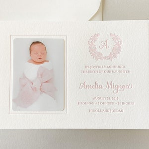 Letterpress Baby Geburtsankündigungen mit Fotos - 50 flache Karten & Umschläge, Monogramm, Blumen, rosa, blush, Kranz, Kalligraphie BA122