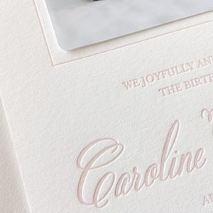 Faire-part de naissance typographique avec photos - 50 cartes plates et enveloppes, monogramme, fleurs, rose, blush, couronne, calligraphie BA127