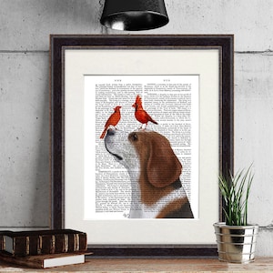 Puede incluir: Impresi&oacute;n art&iacute;stica enmarcada que presenta un beagle con dos cardenales rojos posados en su cabeza. El beagle est&aacute; superpuesto a una p&aacute;gina de diccionario vintage. La impresi&oacute;n est&aacute; en un marco marr&oacute;n oscuro con un passe-partout blanco.