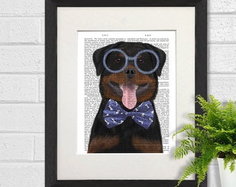 Puede incluir: Un perro Rottweiler con gafas de montura azul y una pajarita azul con patrones de huesos blancos. La lengua del perro está fuera y el fondo es una página de texto.