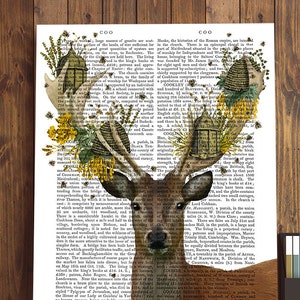 Puede incluir: Un ciervo marrón con grandes cuernos adornados con un diseño floral y de colmenas. Las astas están cubiertas de flores amarillas, abejas y pequeñas colmenas. El fondo es una página de libro vintage con texto.