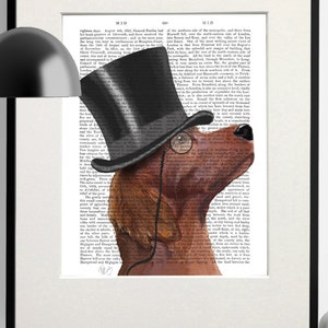 K&ouml;nnte beinhalten: Ein brauner und wei&szlig;er Hund, der einen schwarzen Zylinder und ein Monokel tr&auml;gt. Der Hund schaut nach rechts. Der Hintergrund ist eine Seite aus einem alten Buch.