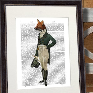 Puede incluir: Un zorro vestido con una chaqueta verde, pantalones blancos y botas negras, sosteniendo un sombrero de copa y un látigo. El zorro está de pie frente a una página de texto de un libro antiguo.