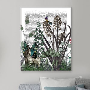 Puede incluir: Una impresi&oacute;n de arte digital que presenta una escena caprichosa con un caballo blanco, dos mariposas, un p&aacute;jaro y varias plantas. El fondo es una p&aacute;gina de libro vintage con texto.