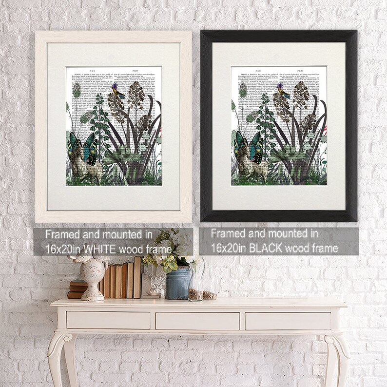 Puede incluir: Dos impresiones enmarcadas de una ilustraci&oacute;n bot&aacute;nica vintage con mariposas y un p&aacute;jaro. Las impresiones est&aacute;n enmarcadas en marcos de madera blanca y negra. Los marcos miden 40,6 cm por 50,8 cm.