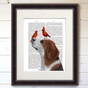 Puede incluir: Impresi&oacute;n art&iacute;stica enmarcada que presenta un beagle con dos cardenales rojos posados en su cabeza. La cabeza del beagle est&aacute; sobre una p&aacute;gina de diccionario vintage. El marco es marr&oacute;n oscuro y la impresi&oacute;n est&aacute; mate.