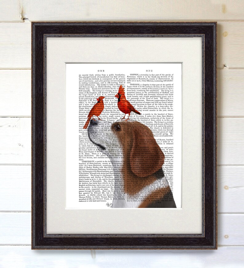 Puede incluir: Impresi&oacute;n art&iacute;stica enmarcada que presenta un beagle con dos cardenales rojos posados en su cabeza. La cabeza del beagle est&aacute; sobre una p&aacute;gina de diccionario vintage. El marco es marr&oacute;n oscuro y la impresi&oacute;n est&aacute; mate.