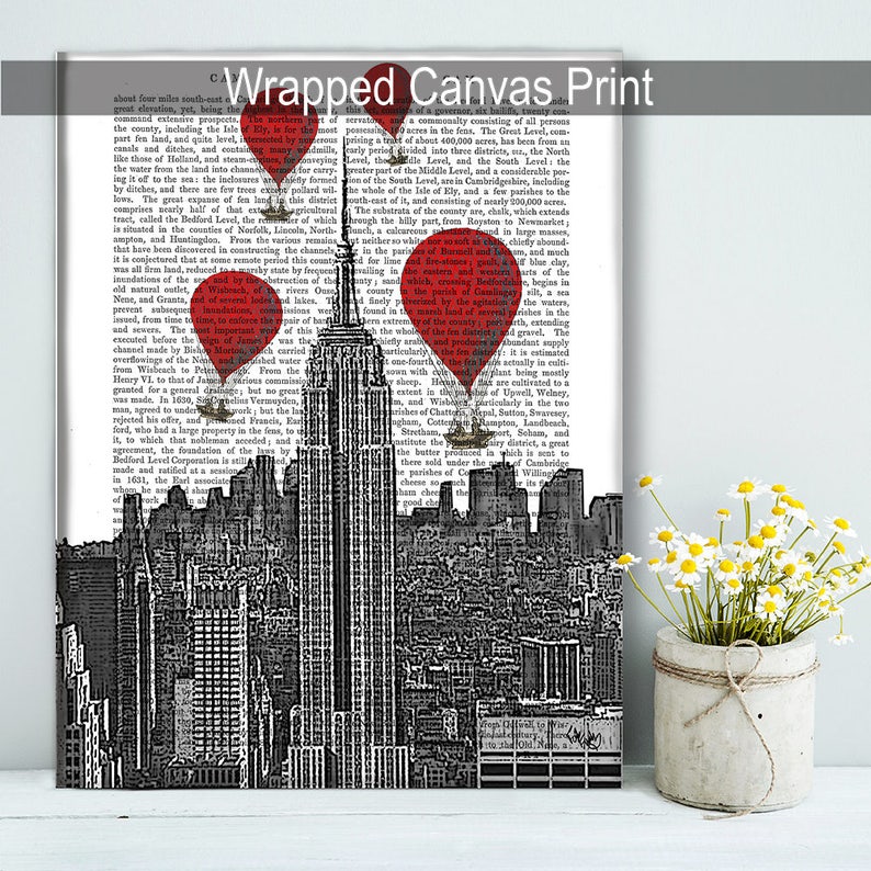 K&ouml;nnte beinhalten: Eine Schwarzwei&szlig;illustration der Skyline von New York City mit roten Hei&szlig;luftballons, die dar&uuml;ber schweben. Die Illustration ist auf einer Buchseite mit Text &uuml;ber die Geschichte der Gegend gedruckt.