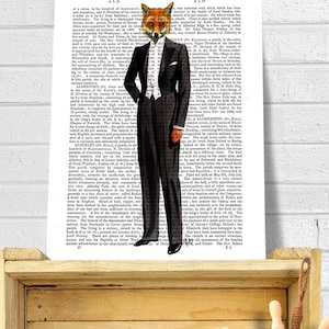 K&ouml;nnte beinhalten: Eine skurrile Illustration eines Fuchses, der einen schwarzen Smoking und eine Fliege tr&auml;gt. Der Fuchs ist auf eine alte Buchseite mit Text &uuml;ber die Geschichte von Aldersford, England, gelegt.