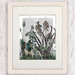Puede incluir: Una p&aacute;gina de libro vintage con una ilustraci&oacute;n caprichosa de un ciervo, mariposas y un p&aacute;jaro en un entorno de jard&iacute;n. El texto de la p&aacute;gina es de una entrada de diccionario para la palabra "Pen".