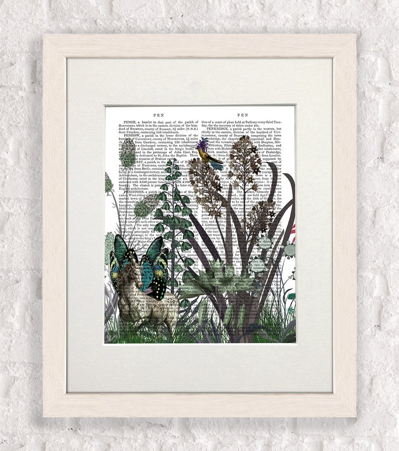 Puede incluir: Una p&aacute;gina de libro vintage con una ilustraci&oacute;n caprichosa de un ciervo, mariposas y un p&aacute;jaro en un entorno de jard&iacute;n. El texto de la p&aacute;gina es de una entrada de diccionario para la palabra "Pen".