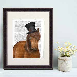 Puede incluir: Un caballo marrón que lleva un sombrero de copa negro y un monóculo. El caballo está representado en una página de libro vintage con texto.