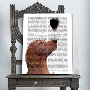 K&ouml;nnte beinhalten: Ein brauner und wei&szlig;er Hund mit dem Kopf nach hinten geneigt, der auf ein Glas Rotwein blickt. Der Kopf des Hundes ist auf eine Seite eines alten Buches gelegt. Der Text auf der Seite handelt von der Geschichte einer Stadt in England.