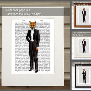 K&ouml;nnte beinhalten: Ein roter Fuchs in einem schwarzen Smoking mit Fliege ist auf einer Buchseite abgebildet. Der Fuchs steht vor einem Text &uuml;ber die Geschichte der Stadt Aldborough. Das Bild ist in einem 14x11 Zoll gro&szlig;en Passepartout gerahmt, und der Rahmen ist in Karamell-, Wei&szlig;- oder Schwarzholz erh&auml;ltlich.