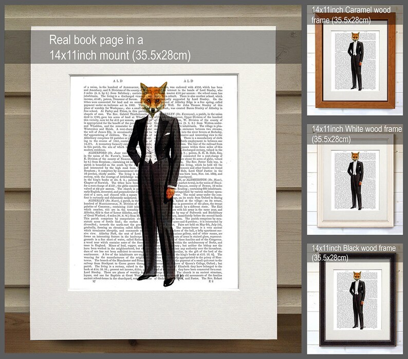 K&ouml;nnte beinhalten: Ein roter Fuchs in einem schwarzen Smoking mit Fliege ist auf einer Buchseite abgebildet. Der Fuchs steht vor einem Text &uuml;ber die Geschichte der Stadt Aldborough. Das Bild ist in einem 14x11 Zoll gro&szlig;en Passepartout gerahmt, und der Rahmen ist in Karamell-, Wei&szlig;- oder Schwarzholz erh&auml;ltlich.