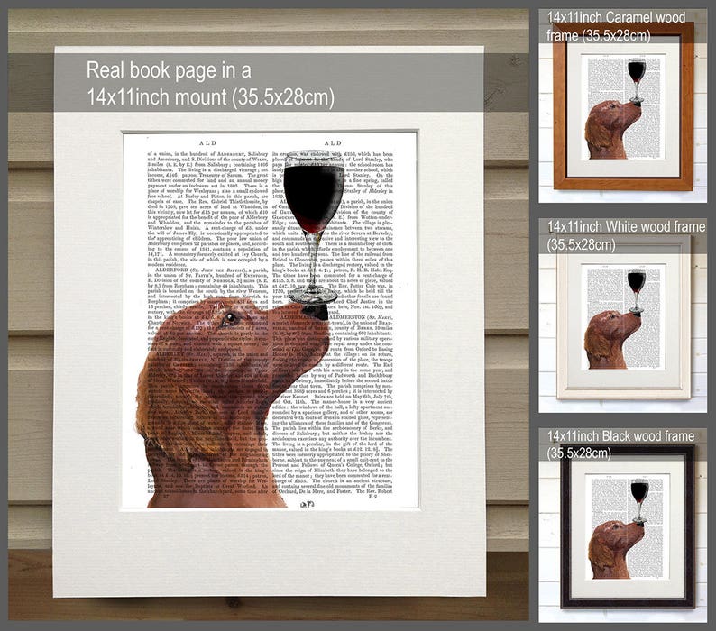 K&ouml;nnte beinhalten: Ein brauner Hund mit einem Glas Rotwein im Maul. Der Hund ist auf einer Buchseite mit Text gedruckt. Das Bild ist in einem 14x11 Zoll gro&szlig;en Karamellholzrahmen gerahmt.