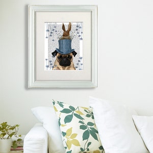 Puede incluir: Un pug beige con un sombrero de copa azul con un conejo marr&oacute;n que sobresale de la parte superior. El fondo es una p&aacute;gina blanca con texto negro y flores azules.