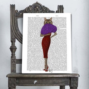 Puede incluir: Un gato con un vestido rojo y un sombrero morado, de pie frente a una página de texto. El texto es de un libro antiguo y en su mayoría es ilegible. El gato mira al espectador.