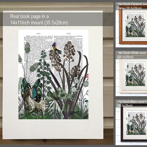 Puede incluir: Una p&aacute;gina de libro vintage con una ilustraci&oacute;n bot&aacute;nica de un p&aacute;jaro, mariposas y plantas. La p&aacute;gina est&aacute; montada en un passe-partout de 14x11 pulgadas, y la imagen est&aacute; disponible en marcos de madera caramelo, blanco y negro.