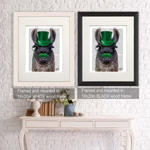 Pu&ograve; includere: Una stampa incorniciata di un lama che indossa un cappello a cilindro verde e un monoccolo. La stampa &egrave; montata in una cornice di legno bianco e misura 40,64 cm x 50,8 cm.
