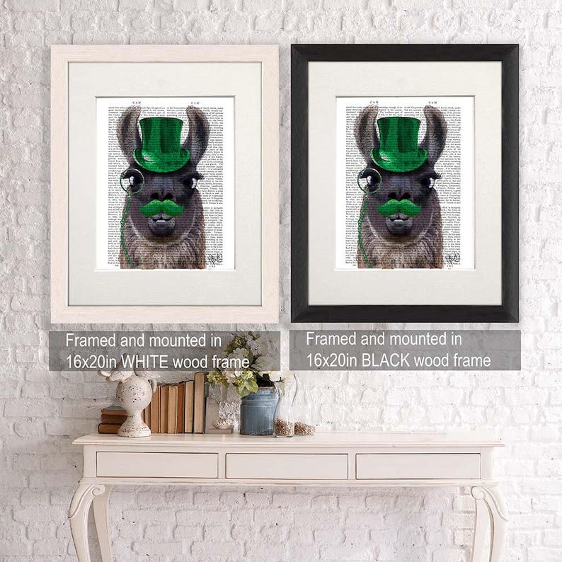 Pu&ograve; includere: Una stampa incorniciata di un lama che indossa un cappello a cilindro verde e un monoccolo. La stampa &egrave; montata in una cornice di legno bianco e misura 40,64 cm x 50,8 cm.