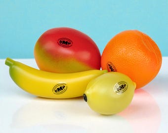 Juego de sonajeros musicales de frutas GMP: 4 piezas de plátano, naranja, mango y limón. Instrumentos de percusión manual de plástico para aulas, teatro y utilería.