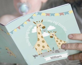 Puede incluir: Un libro azul claro con una ilustración de jirafa en la portada. El libro dice "Vas a ser mi hermano mayor... William".