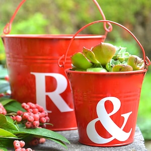 Cubos rojos personalizados con letra blanca - Jardineras alternativas personalizadas - Jardín de hierbas de interior