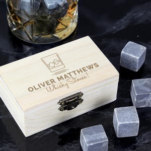 Gepersonaliseerde cadeauset whiskystenen - houten kist - gepersonaliseerde koelstenen voor op de rotsen