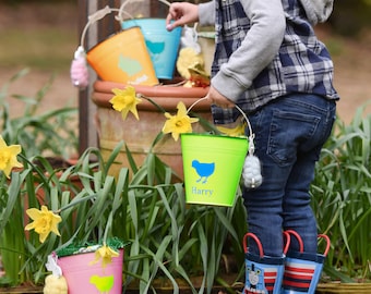 Personalisierter heller Eimer, Kindergarteneimer, helle Farben, Gartenarbeit im Freien