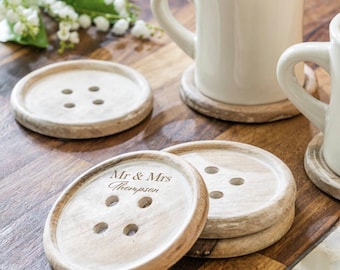 Handgemaakte gepersonaliseerde houten knoponderzetters -set van zes-cadeau voor een crafter-naaicadeau-onderzetterknopen-witgekalkt hout-aangepast