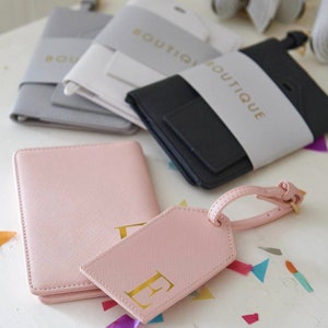 Personalisierter MONOGRAMM-Gepäckanhänger und Passport-Set, passendes Reisezubehör, schöne Farben, Junggesellinnenabschiedsgeschenke