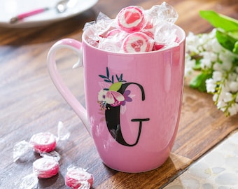 Blumenmonogramm-Tasse: Handbemalte Buchstaben-Kaffeetasse aus Keramik