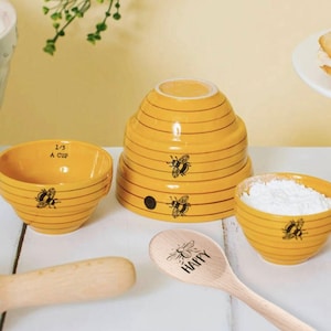Gepersonaliseerde bijenkorf maatschalen en houten lepelset - maatbekers, housewarmingcadeau, lieve maatkannen voor in de keuken