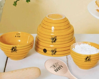 Personalised Bee Hive Measuring Bowls and wooden spoon set- Measuring Cups, Housewarming gift, sweet measuring jugs for the kitchen