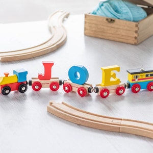 Tren de cartas personalizado, regalo de bautizo, tren de madera, tren de bautizo, regalo de primer cumpleaños, primer juego de trenes, geburtstagszug- pintado a mano