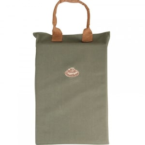 K&ouml;nnte beinhalten: Olivgr&uuml;ne Tragetasche mit braunem Griff und einem kleinen, ovalen Aufn&auml;her. Der Aufn&auml;her zeigt ein Logo mit Text. Die Tasche ist rechteckig mit einem schlichten Design, geeignet zum Tragen von Gegenst&auml;nden. Der Griff besteht aus robustem, gewebtem Material.
