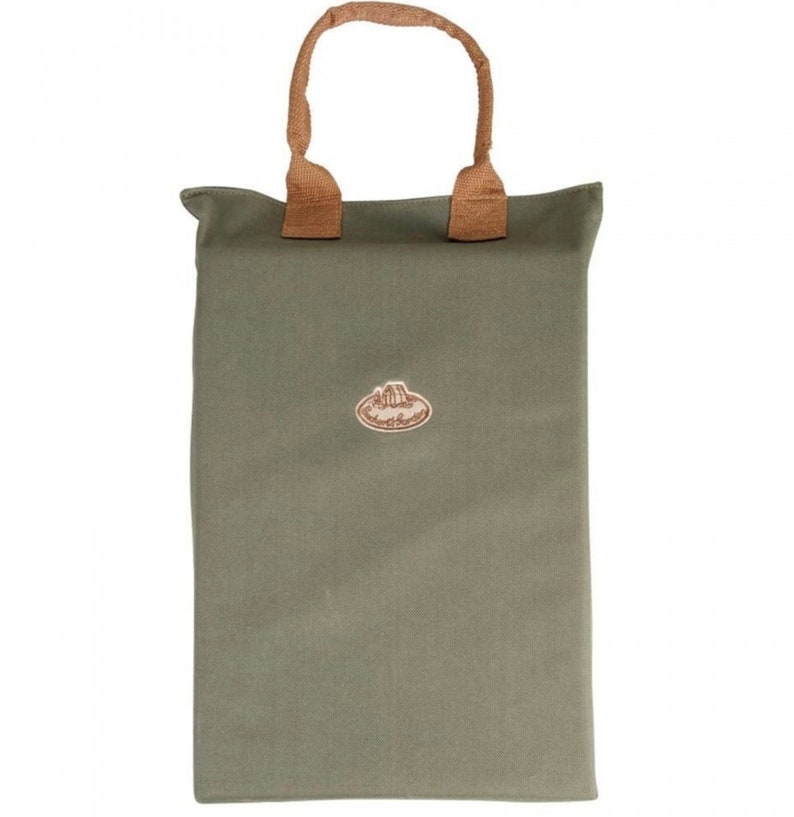 K&ouml;nnte beinhalten: Olivgr&uuml;ne Tragetasche mit braunem Griff und einem kleinen, ovalen Aufn&auml;her. Der Aufn&auml;her zeigt ein Logo mit Text. Die Tasche ist rechteckig mit einem schlichten Design, geeignet zum Tragen von Gegenst&auml;nden. Der Griff besteht aus robustem, gewebtem Material.