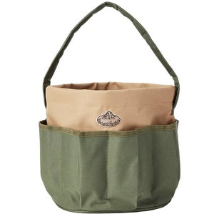 K&ouml;nnte beinhalten: Eine zweifarbige Gartenger&auml;tetasche mit gr&uuml;nem Au&szlig;en- und beigem Innenmaterial. Die Tasche hat mehrere Taschen und einen Griff zum Tragen. Auf der Vorderseite der Tasche steht "Botanical Garden".
