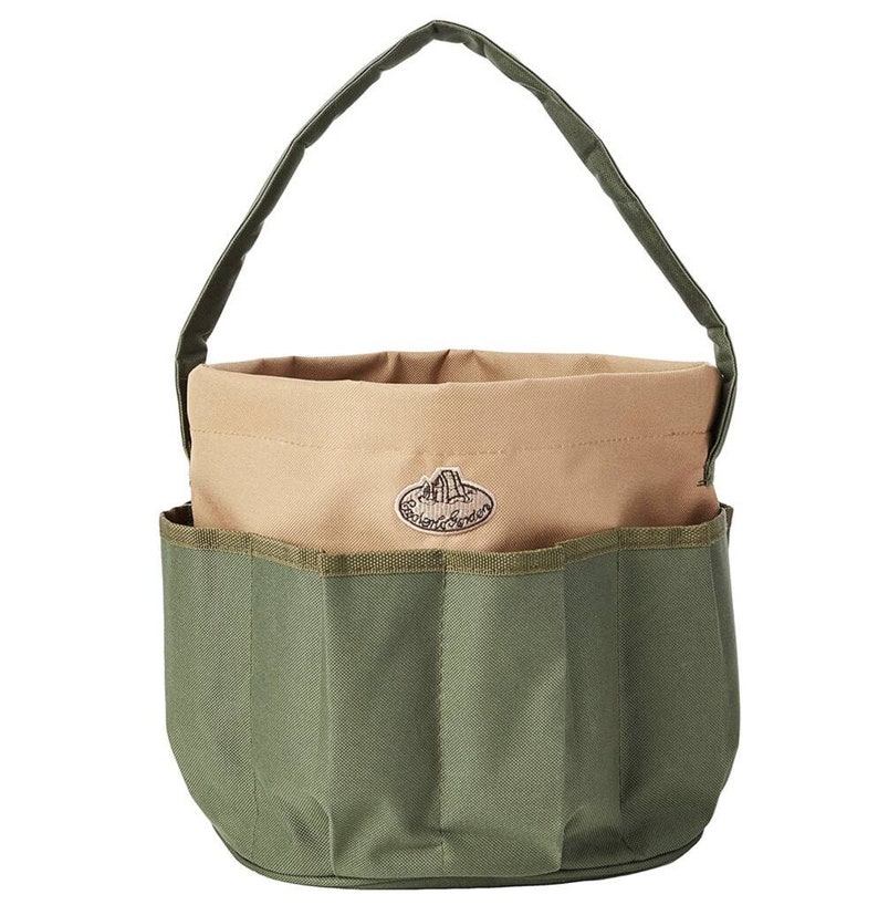 K&ouml;nnte beinhalten: Eine zweifarbige Gartenger&auml;tetasche mit gr&uuml;nem Au&szlig;en- und beigem Innenmaterial. Die Tasche hat mehrere Taschen und einen Griff zum Tragen. Auf der Vorderseite der Tasche steht "Botanical Garden".
